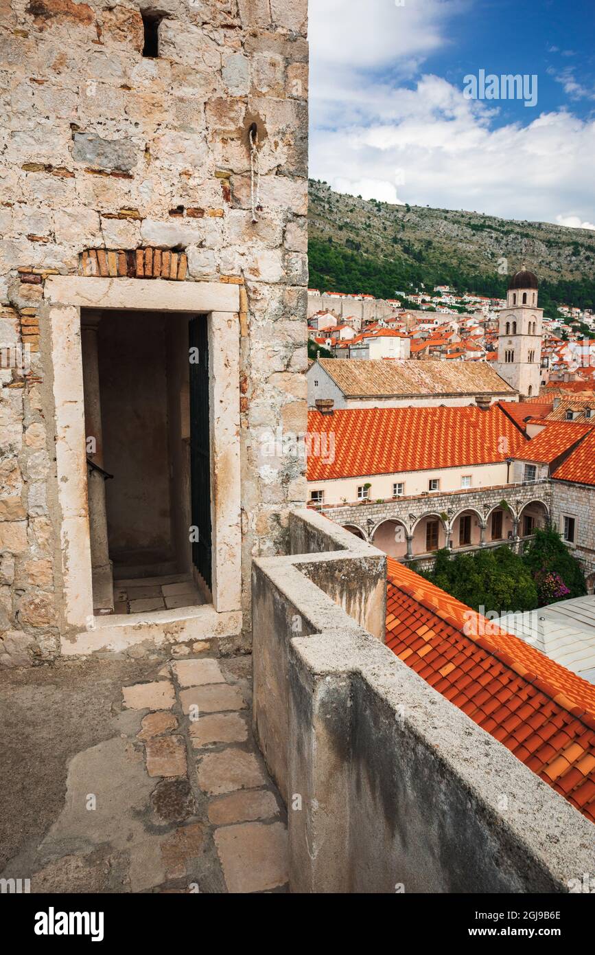 Wachturm Eingang entlang der alten Stadtmauer, Altstadt Dubrovnik, Dalmatinische Küste, Kroatien. (Nur Für Redaktionelle Zwecke) Stockfoto