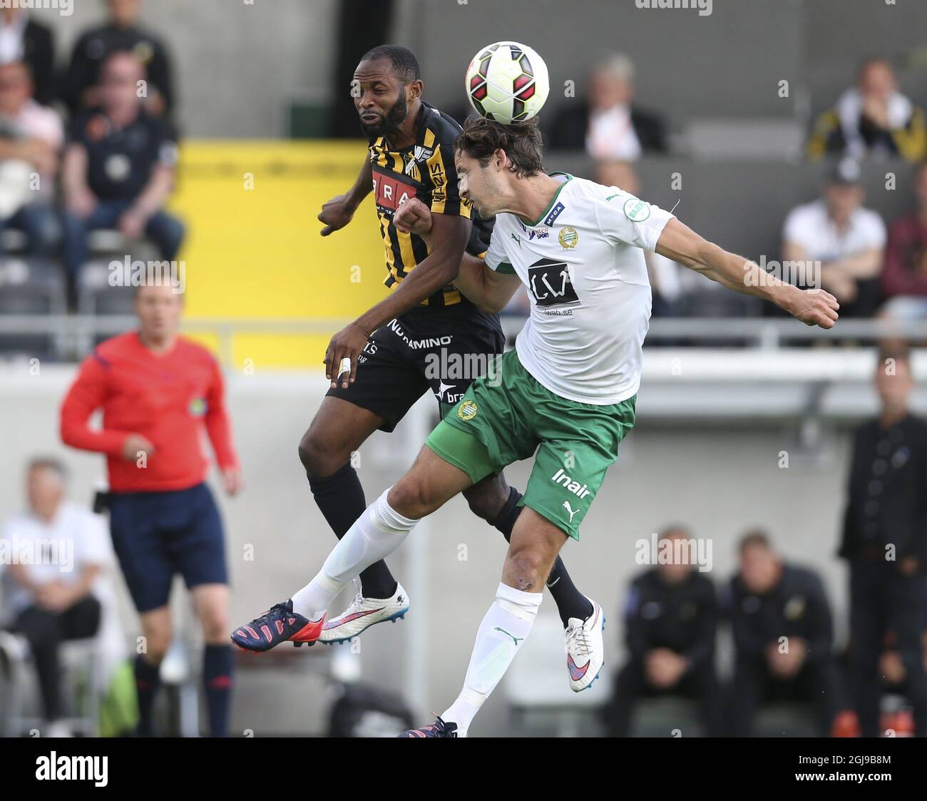 STOCKHOLM 2015-07-20 BK Hackens RenÃƒÂ© Makondele, links, geht bei ihrem schwedischen Fußballspiel in der Bravida Arena in Göteborg, Schweden, am 20. Juli 2015 auf einen Kopf mit Hammarbys Philip Haglund. Foto: Bjorn Larsson Rosvall / TT / Code 9200 Stockfoto