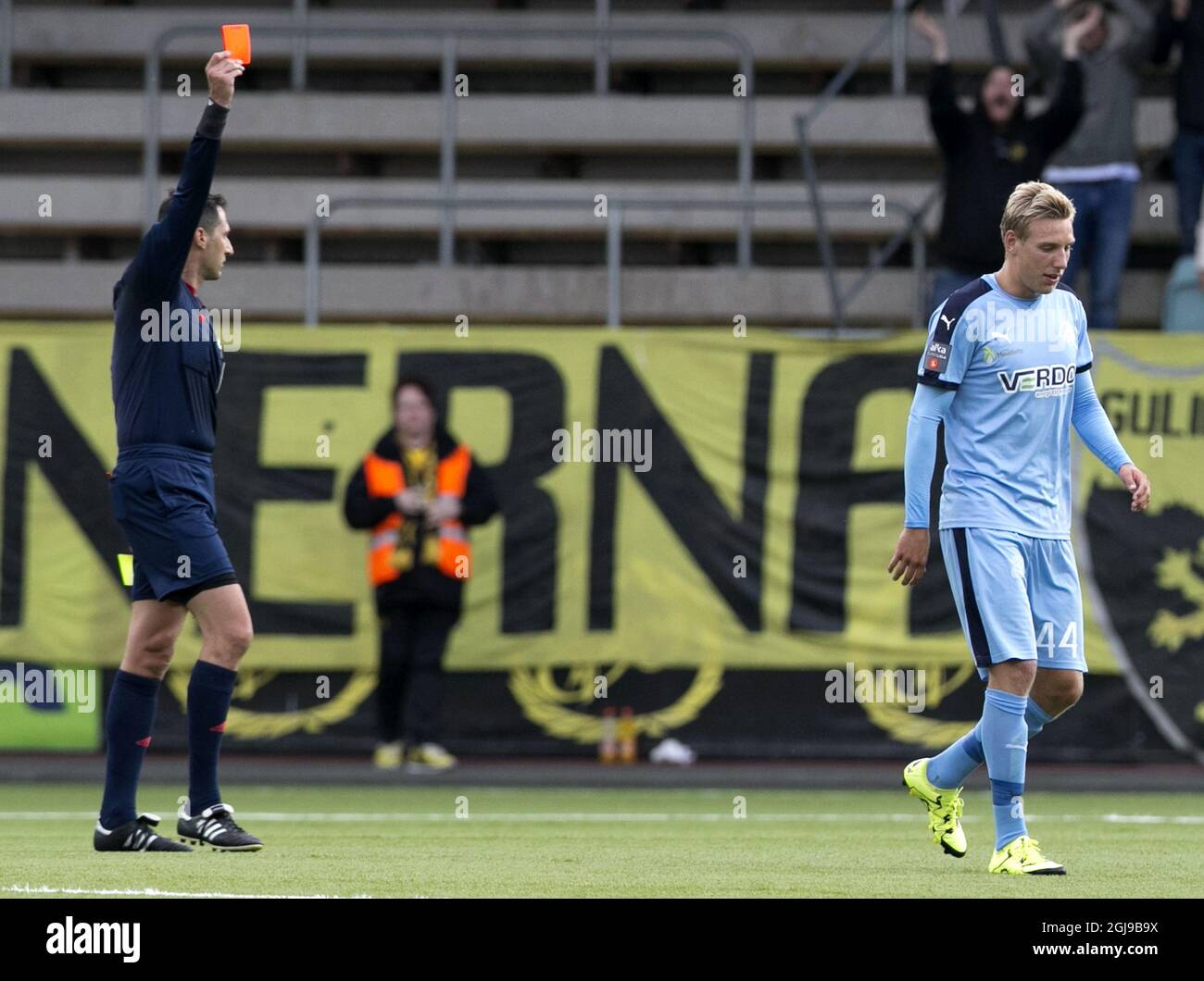 Randers' Nicolai Brock-Madsen, rechts, erhält am 21. Juli 2015 in der Boras Arena in Boras, Südschweden, eine rote Karte vom Greel-Schiedsrichter Andreas Pappas während des zweiten Qualifikationsspiels der UEFA Europa League zwischen IF Elfsborg und dem Randers FC. Elfsborg gewann 1-0 nach zusätzlicher Zeit. Foto: Bjorn Larsson Rosvall / TT / Code 9200 Stockfoto