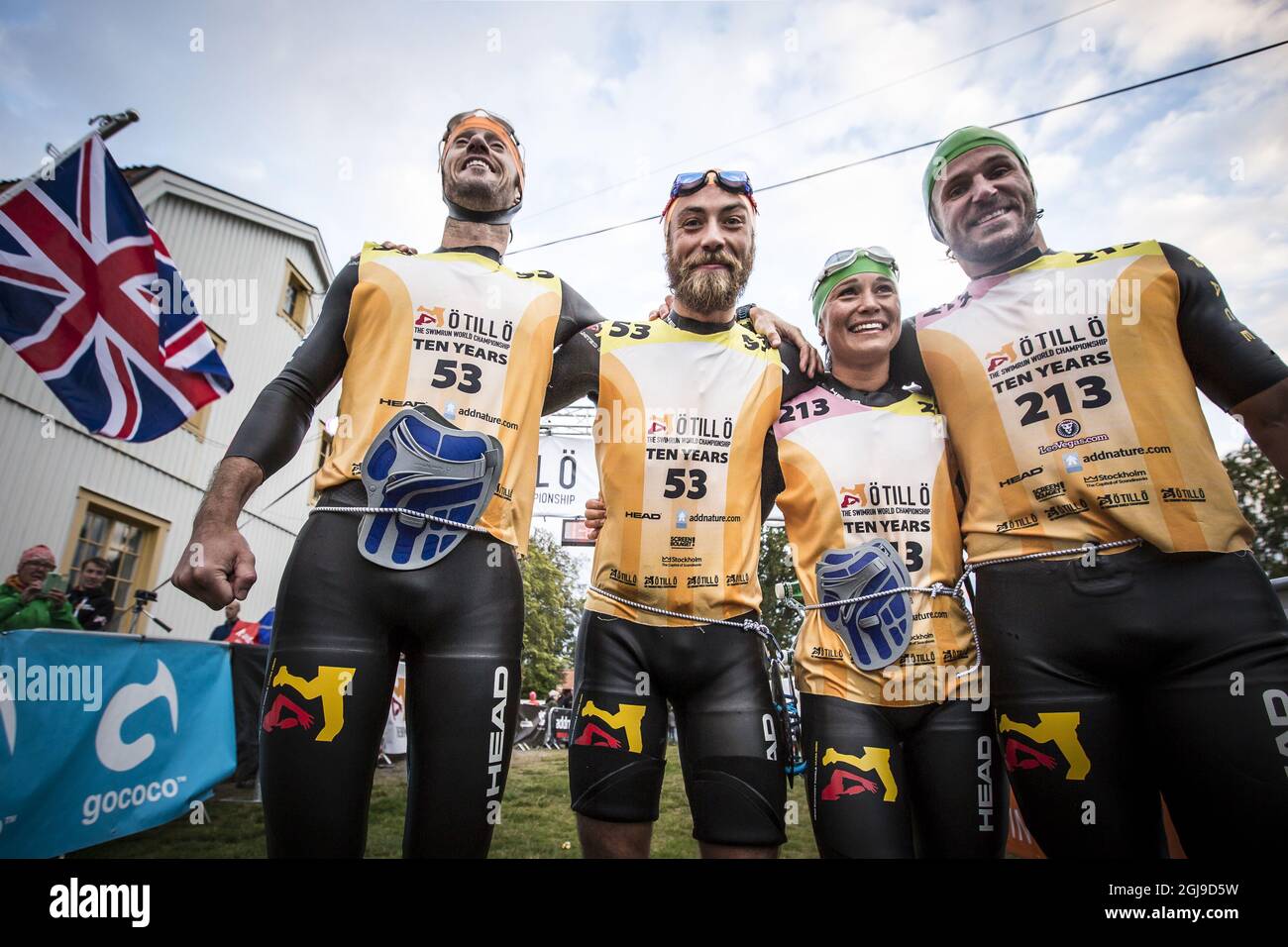 L-R: James Matthews, James Middleton, Pippa Middleton (2. R) und ihr Teamkollege Jons Bartholdson (R) werden nach der Teilnahme an den Swimrun-Weltmeisterschaften in Schweden am 7. September 2015 gesehen. Der Teilnehmer schwimmt zwischen 26 Inseln und läuft über sie. Die Gesamtstrecke beträgt 75 Kilometer, davon sind 10 km Freiwasser-Schwimmen und 65 km Trail Running. Foto Nadja Odenhage / OTILLO / TT Code 11433 Stockfoto