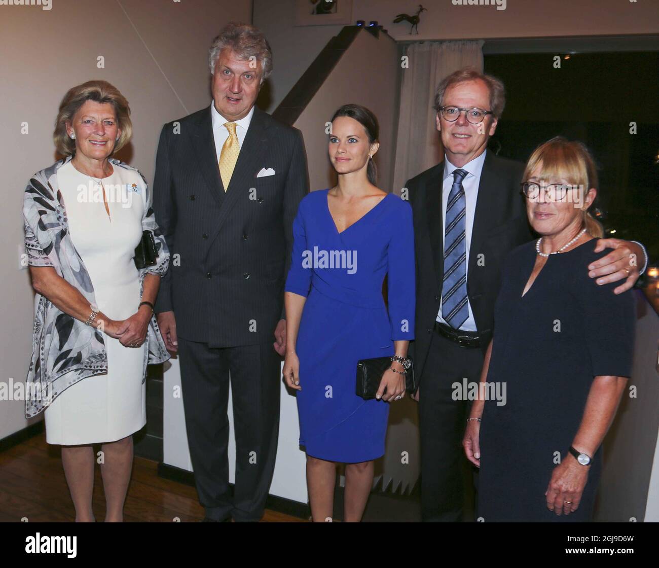 PRETORIA 2015-09-07 Prinzessin Sofia wird von der linken wartenden Dame Kristine von Blixen-Finecke aus gesehen, World Child Forums Ulf Karlber, der schwedische Botschafter anders Hagelberg und seine Frau Lena Hagelberg Agatin während eines Empfangs in der schwedischen Botschaft in Pretoria, Südafrika, 7. September 2016. Die Prinzessin befindet sich auf ihrem ersten offiziellen internationalen Auftrag als Prinzessin beim Global Child Forum in Pretoria. Sie hatte auch einige Kommentare zur Flüchtlingssituation; - Ich bin fest davon überzeugt, dass jeder einzelne etwas bewirken kann. Wenn ja, beginnen Sie damit, dass diejenigen, die nach Schweden kommen, das h bekommen Stockfoto