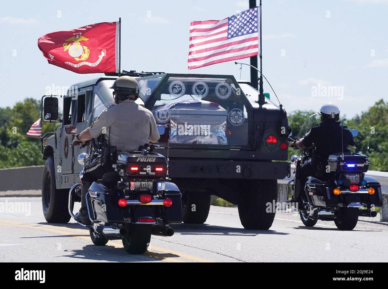 St. Louis, Usa. September 2021. Ein Humvee mit der Leiche des gefallenen Marine Jared Schmitz, 20, aus St. Charles, Missouri, verlässt am Mittwoch, den 8. September 2021, den St. Louis Lambert International Airport in St. Louis. Schmitz gehörte zu den 13 amerikanischen Dienstmitgliedern und mehr als hundert Afghanen, die bei einem Selbstmordanschlag am 26. August 2021 in der Nähe des internationalen Flughafens Hamid Karzai in Kabul getötet wurden. Foto von Bill Greenblatt/UPI Credit: UPI/Alamy Live News Stockfoto