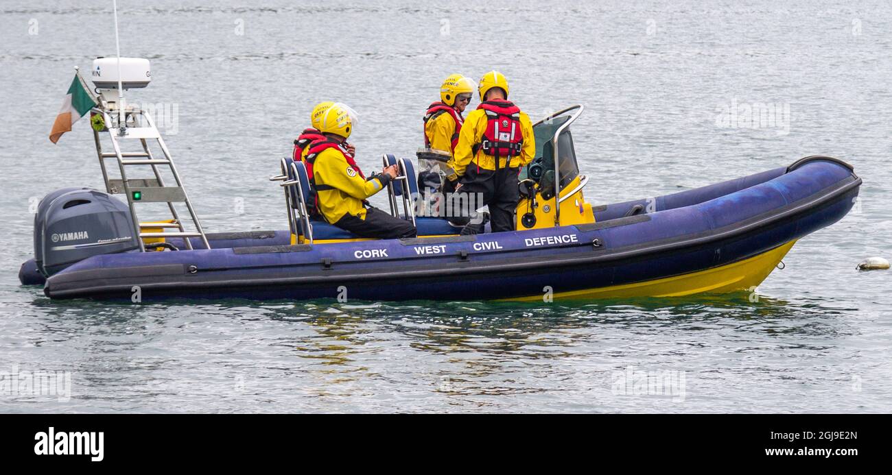 West Cork Civil Defense Starre Aufblasbares Boot mit vier Besatzungsmännern an Bord Stockfoto