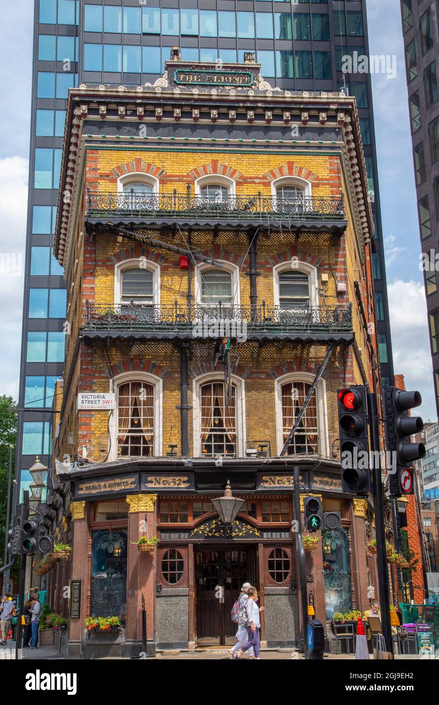 Klassisches Gebäude im alten englischen Architekturstil im modernen London, England. Stockfoto