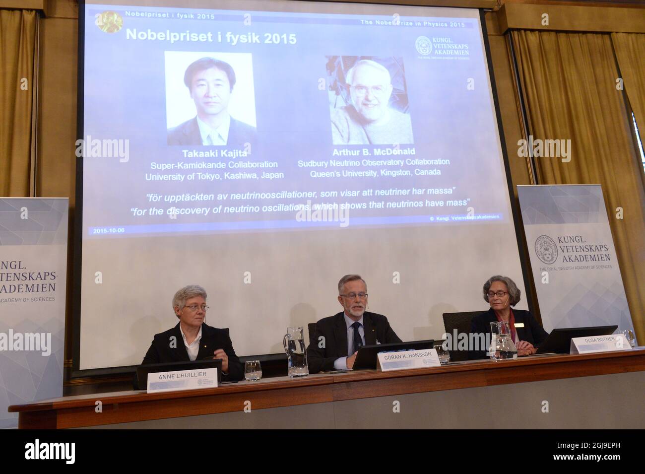 STOCKHOLM 2015-10-06 Mitglieder des Nobelkomitees am Karolinska Institue in Stockholm Schweden während der Ankündigung, dass der Nobelpreis für Physik 2015 gemeinsam an Takaaki Kajita an der Universität Tokio i Kashiwa verliehen wurde, Japan. Und Arthur B. McDonald von der Queen's University i Kingston i Canada' für die Entdeckung von Neutrinoschwingungen, die zeigen, dass Neutrinos Masse haben'. Foto: Fredrik Sandberg / TT / kod 10080 Stockfoto