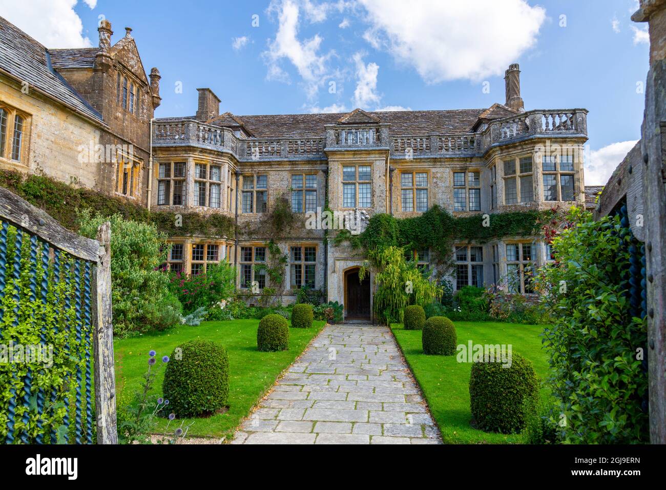 Die Westfront des Mapperton House - ein jakobisches Landhaus und Heimat des Earl of Sandwich in der Nähe von Beaminster, Dorset, England, Großbritannien Stockfoto