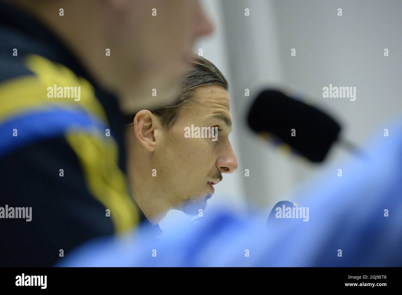 STOCKHOLM 2015-10-06 SwedenÂ´s und der Pariser Fußballspieler Zlatan Ibrahimovic sprechen nach dem Nationalmannschaftstraining in der Friends Arena 6 Stockholm, Schweden, am 2015. Oktober SGÂ´s mit der Presse. Schweden spielt Liechtenstein in einer EM-Qualifikation am 12. Oktober. Foto: Janerik Henriksson / TT / kod 10010 Stockfoto