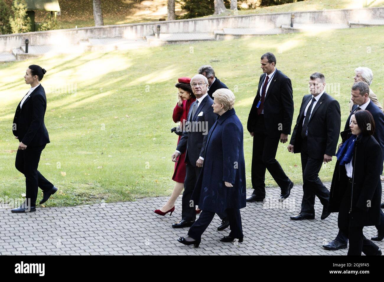 VILNIUS 20151007 Königin Silvia wurde bei ihrem Besuch auf dem Friedhof von Antakalnis, wo am 7. Oktober 2015 in Vilnius, Litauen, die Opfer der januarereignisse 1991, die von der sowjetischen Armee getötet wurden, begraben wurden, von König Carl Gustaf und Präsident Dalia GrybauskaitAÂ bewegt. Die schwedische Königsfamilie ist auf Staatsbesuch in Litauen. Foto: Anna-Karin Nilsson/ EXP / TT / kod 7141 ** OUT SWDEN OUT** Stockfoto