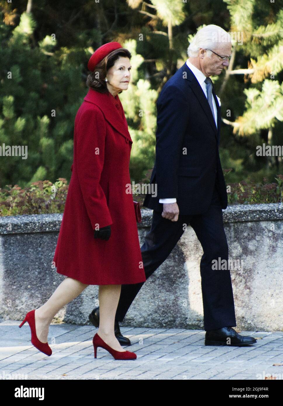 VILNIUS 20151007 Königin Silvia wurde bei ihrem Besuch auf dem Friedhof von Antakalnis, wo am 7. Oktober 2015 in Vilnius, Litauen, die Opfer der januarereignisse 1991, die von der sowjetischen Armee getötet wurden, begraben wurden, von König Carl Gustaf und Präsident Dalia GrybauskaitAÂ bewegt. Die schwedische Königsfamilie ist auf Staatsbesuch in Litauen. Foto: Anna-Karin Nilsson/ EXP / TT / kod 7141 ** OUT SWDEN OUT** Stockfoto