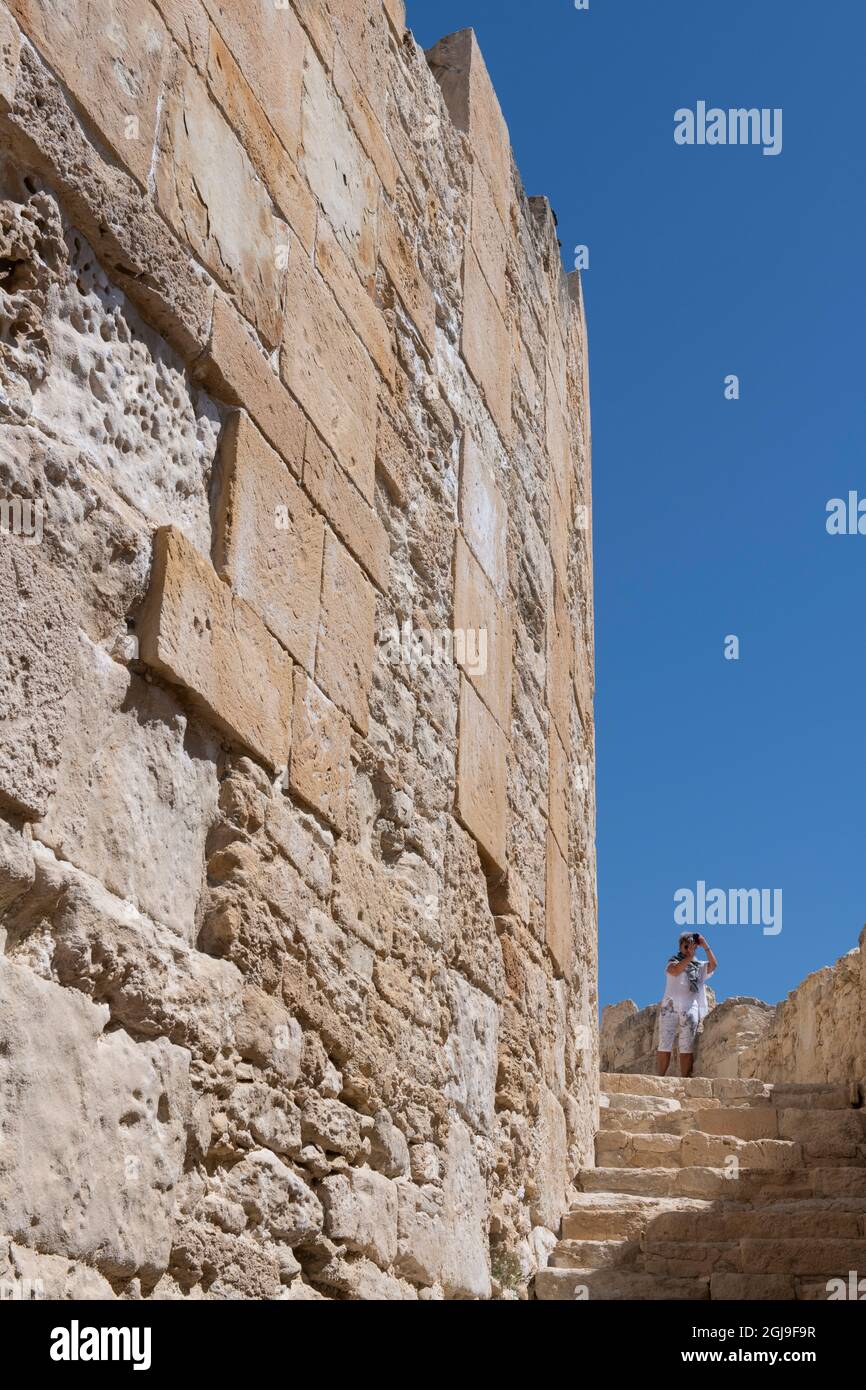 Zypern, antike archäologische Stätte von Kourion. Römische Mauer mit Touristen. Stockfoto