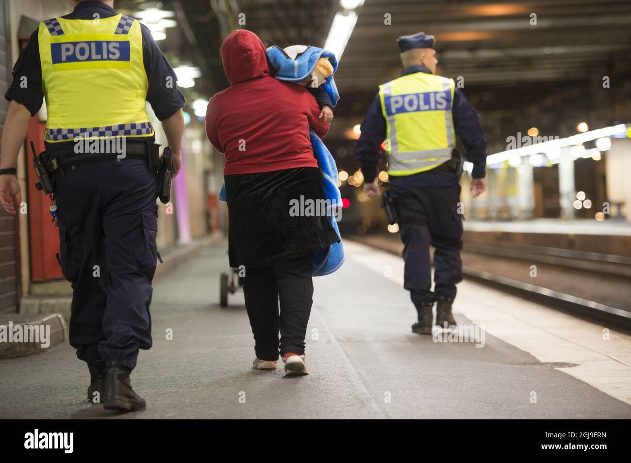 STOCKHOLM 2015-10-14 Beamte des Roten Kreuzes, der Polizei des Migrationsausschusses und anderer Organisationen werden am 15. Oktober 2015 auf dem Bahnhof in Malmö, Schweden, gesehen. Jeder Zug, der aus Europa kommt, trägt Flüchtlinge. Die Rate der Flüchtlinge, die nach Schweden kommen, liegt laut dem Migrationsausschuss bei 2 000 pro Tag. Die Beamten helfen mit Nahrung, Unterkunft und medizinischen Fragen. Foto: Fredrik Sandberg / TT / Kod 10080 Stockfoto