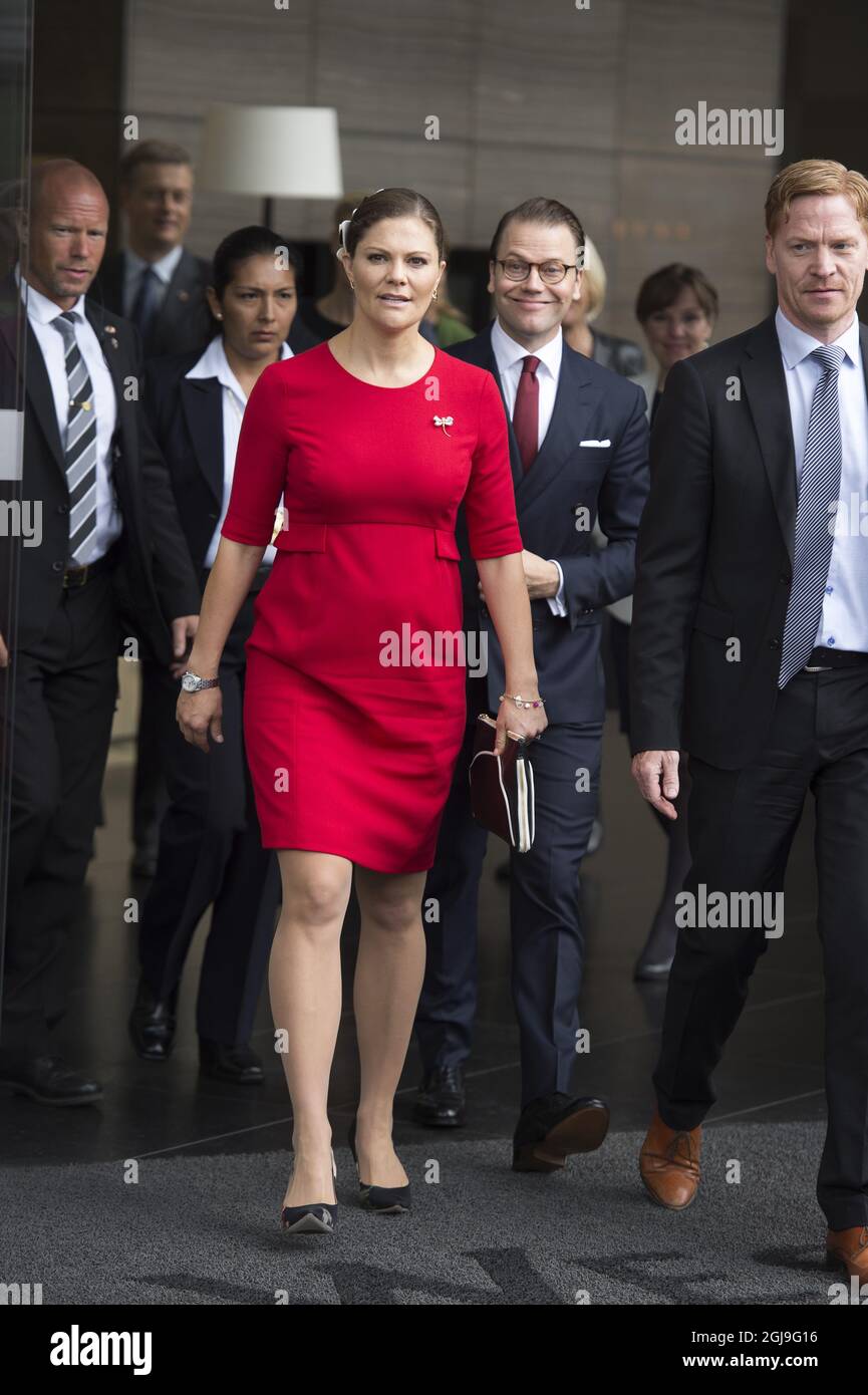 LIMA 20151019 Kronprinzessin Victoria und Prinz Daniel werden während eines Besuchs an der Universität von Lima gesehen Peru, 19. Oktober 2016 das schwedische Kronprinzenpaar ist zu einem fünftägigen Besuch in Peru und Kolumbien unterwegs Foto: Sven Lindwall / EXP / TT / Kod: 7117 ** AUS SCHWEDEN HERAUS** Stockfoto