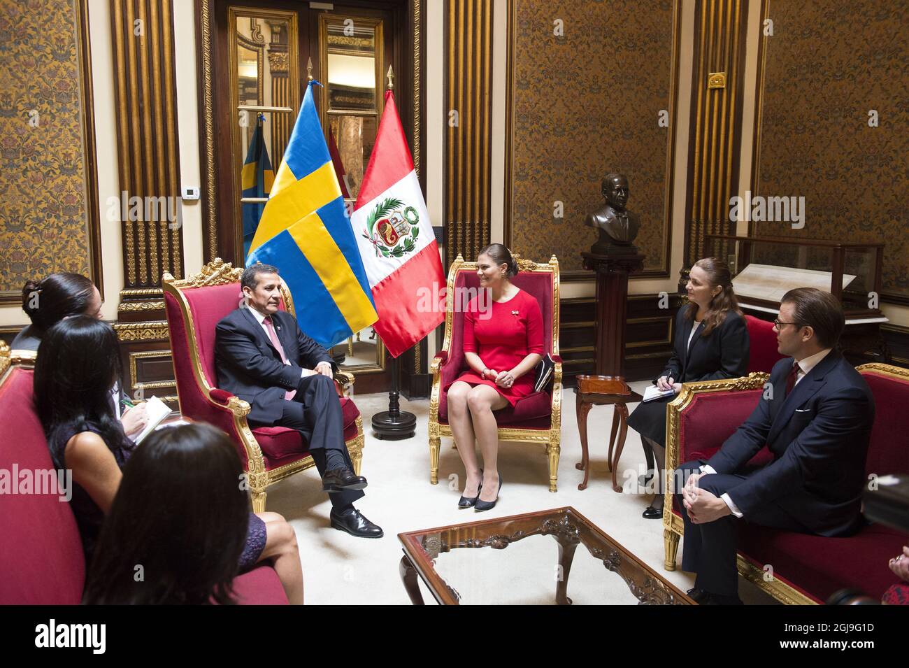 LIMA 20151019 Kronprinzessin Victoria und Prinz Daniel werden von Präsident Ollanta Humala im Präsidentenpalast in Lima begrüßt Peru, 19. Oktober 2016 das Paar der schwedischen Kronprinzessin ist zu einem fünftägigen Besuch in Peru und Kolumbien unterwegs Foto: Sven Lindwall / EXP / TT / Kod: 7117 ** AUS SCHWEDEN HERAUS** Stockfoto