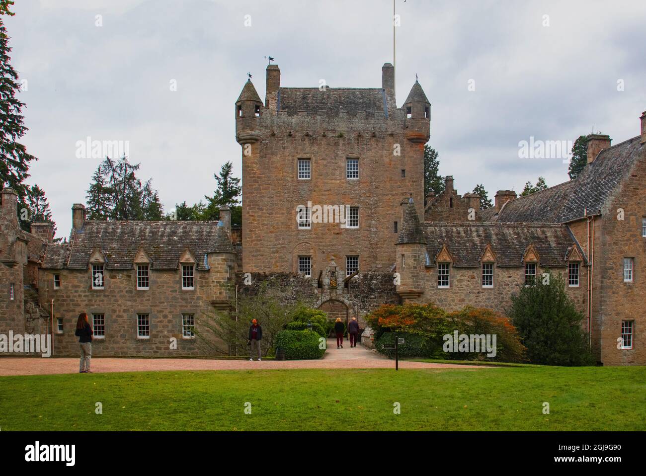 Cawdor Castle liegt inmitten von Gärten in der Gemeinde Cawdor in Nairnshire, Schottland. Seit dem 14. Jahrhundert ist es das Stammhaus der Familie Campbell Stockfoto