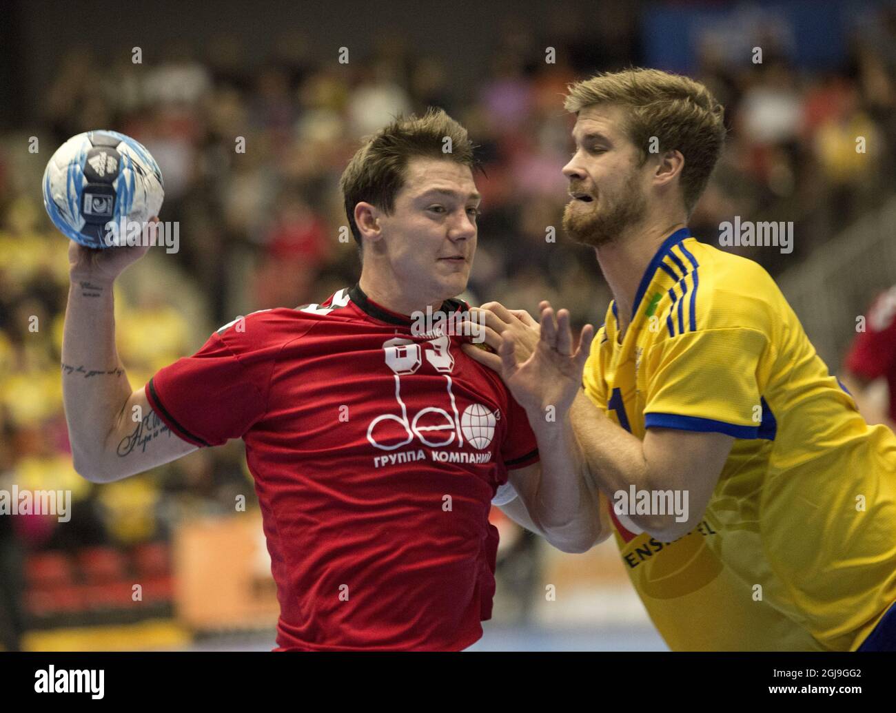 HALMSTAD 2015-11-05 der russische Dmitry Schhitnikov (L) und der schwedische Viktor Ostlund (R) beim Freundschaftsspiel Schweden gegen Russland in der Halmstad Arena in Halmstad, Schweden, am 5. November 2015. Foto: Bjorn Larsson Rosvall / TT / Kod 9200 ** SCHWEDEN AUS ** Stockfoto