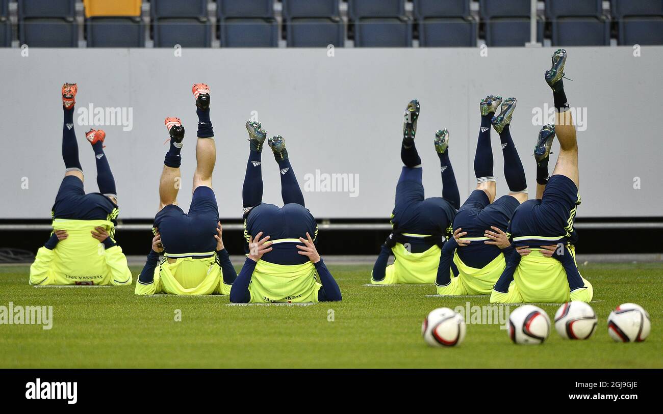 Die Spieler der schwedischen Fußballnationalmannschaft wärmen sich am 10. November 2015 bei einem Training in der Friends Arena in Stockholm, Schweden, auf. Schweden wird am 14. November in Stockholm und am 17. November in Kopenhagen gegen Dänemark in der EM 2016 spielen. Foto: Anders Wiklund / TT / Code 10040 Stockfoto