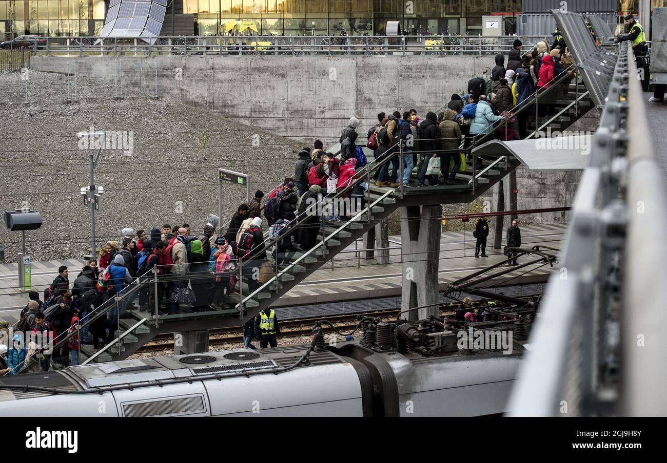 MALMO 2015-11-20 die Polizei organisiert die Flüchtlingsschnur auf der Treppe, die von den Zügen aus Dänemark am Hyllie-Bahnhof außerhalb von Malmo, Schweden, anfährt, am 19. November 2015. Am Donnerstag kamen 600 Flüchtlinge in 3 Stunden nach Malmö und die schwedische Migrationsbehörde sagte in einer Presseerklärung am Donnerstag, dass sie nicht mehr die Unterbringung für alle Asylbewerber garantieren können. Foto: Johan Nilsson / TT / ** SCHWEDEN AUS ** Stockfoto