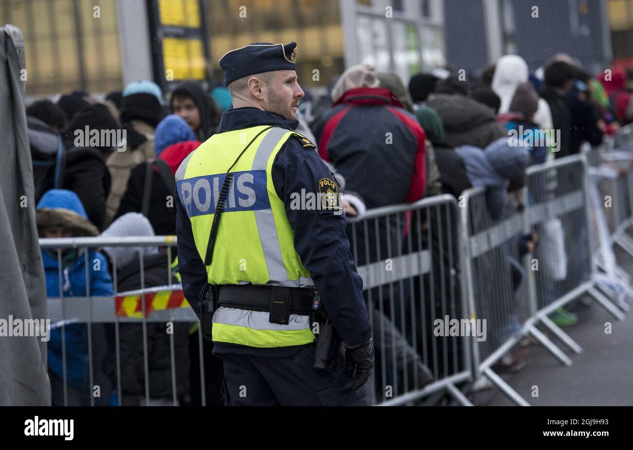 MALMO 2015-11-20 die Polizei organisiert die Flüchtlingsschnur auf der Treppe, die von den Zügen aus Dänemark am Hyllie-Bahnhof außerhalb von Malmo, Schweden, anfährt, am 19. November 2015. Am Donnerstag kamen 600 Flüchtlinge in 3 Stunden nach Malmö und die schwedische Migrationsbehörde sagte in einer Presseerklärung am Donnerstag, dass sie nicht mehr die Unterbringung für alle Asylbewerber garantieren können. Foto: Johan Nilsson / TT / ** SCHWEDEN AUS ** Stockfoto