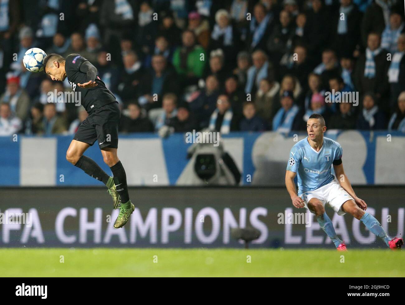 Marquinhos von Paris SG, links, leitet den Ball von Nikola Djurdjic von Malmo, rechts, während des Champions League Group A Fußballmatches zwischen Malmo FF und dem FC Paris Saint-Germain am 25. November 2015 im Malmo New Stadium in Malmo, Schweden. Foto: Andreas Hillergren / TT / Code 10600 Stockfoto