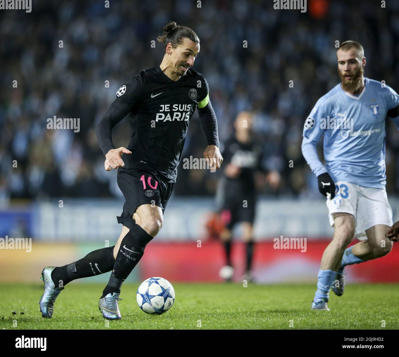 MALMÃƒÂ– 2015-11-25 Zlatan Ibrahimovic von Paris SG trägt das je suis Paris  Trikot im Einsatz gegen Jo Inge Berget während des Champions League Group A  Fußballmatches zwischen Malmo FF und dem Paris