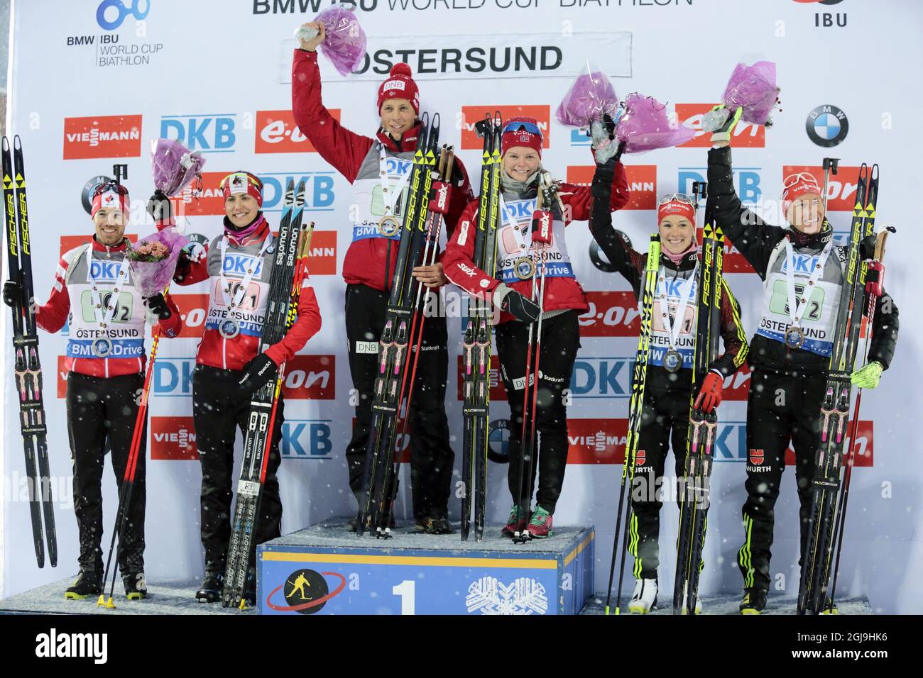 Die Sieger Lars Helge Birkeland und Kaia Woeien Nocolaisen (C) aus Norwegen, die zweitplatzierten Nathan Smith und Rosanna Crawford (L) aus Kanada und die drittplatzierten Maren Hammerschmidt und Daniel Boehm aus Deutschland posieren nach dem Einzel-Mixed-Staffelevent während des BMW IBU World Cup Biathlon in Ostersund auf dem Podium. Schweden, am 29. November 2015. Foto: Marie Birkl / TT / Code 62170 Stockfoto
