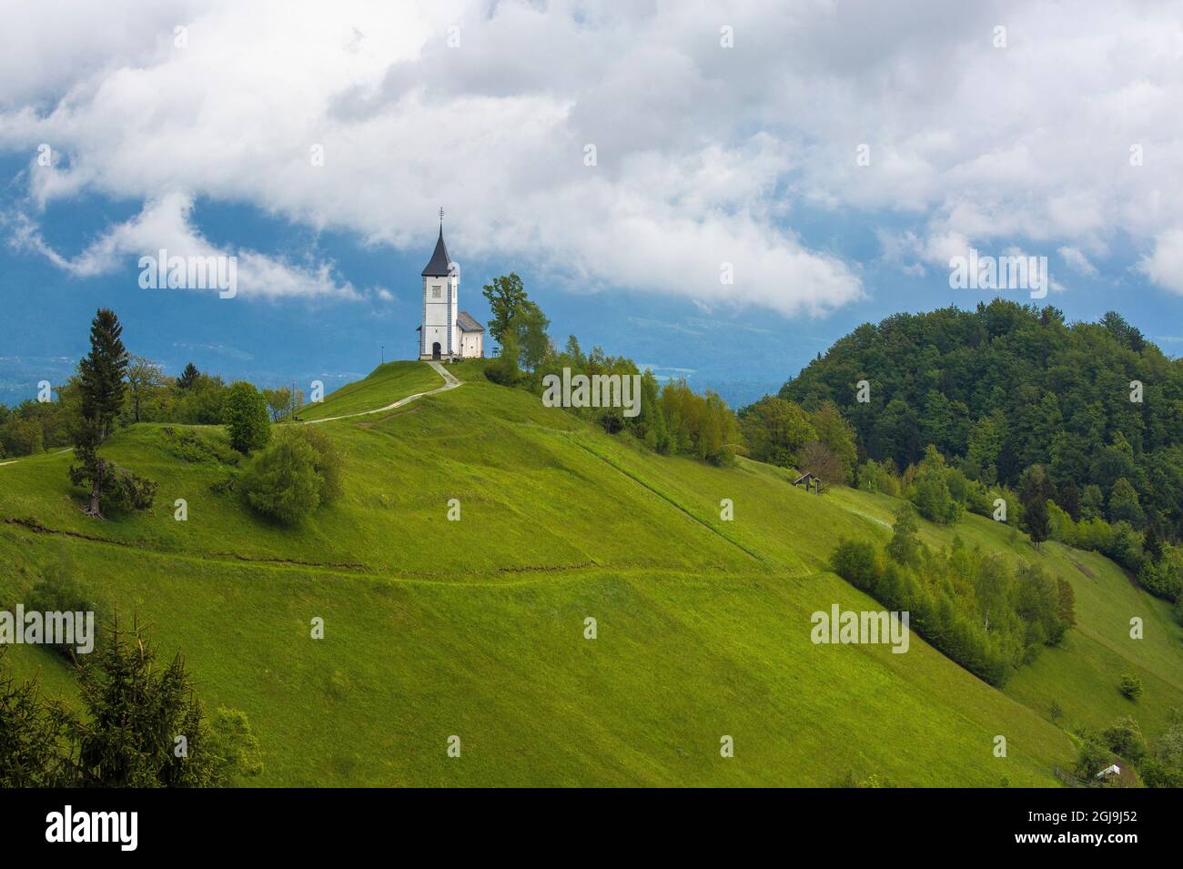 Europa, Slowenien, Jamnik. Kirche St. Primus und St. Felician auf dem Gipfel. Stockfoto