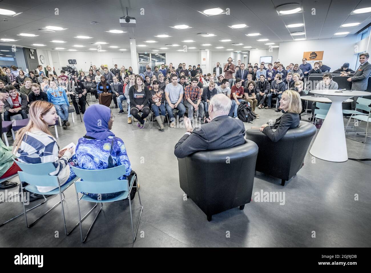 STOCKHOLM 2015-12-09 Angus Deaton, Dwight D. Eisenhower, Professor für Wirtschaft und internationale Angelegenheiten an der Woodrow Wilson School of Public and International Affairs und dem Economics Department der Princeton University, besucht am 9. Dezember 2015 Studenten der Science and Innovation School in Stockholm, Schweden. Professor Deaton erhält den Nobelpreis für Wirtschaft 2015. Angus Deaton, som tilldelas ekonomipriset Till Alfred Nobels Minne, besÃƒÂ¶ker Kista och elever pÃƒÂ¥ Stockholm Science and Innovation School Foto: Magnus Hjalmarson Neideman / SVD / TT / Kod 10078 ** OUT DN och Stockfoto