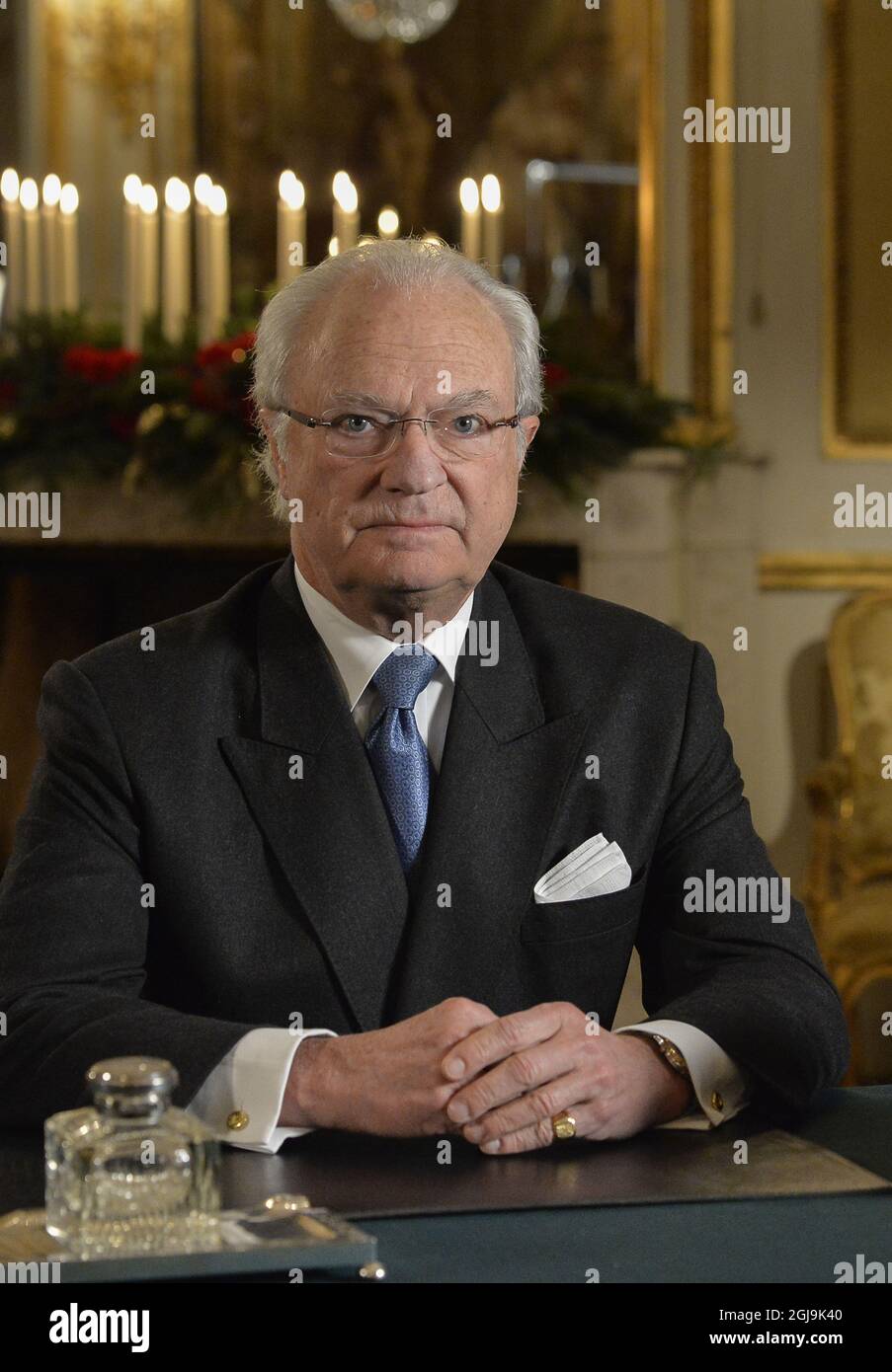 STOCKHOLM 2015-12-15 Schwedens König Carl XVI. Gustaf posiert für ein Foto im Zusammenhang mit der Aufzeichnung seiner jährlichen Weihnachtsrede, die am Heiligabend im schwedischen öffentlichen Fernsehen ausgestrahlt wird. Phto: Jonas Ekstromer / TT / Code 10030 Stockfoto