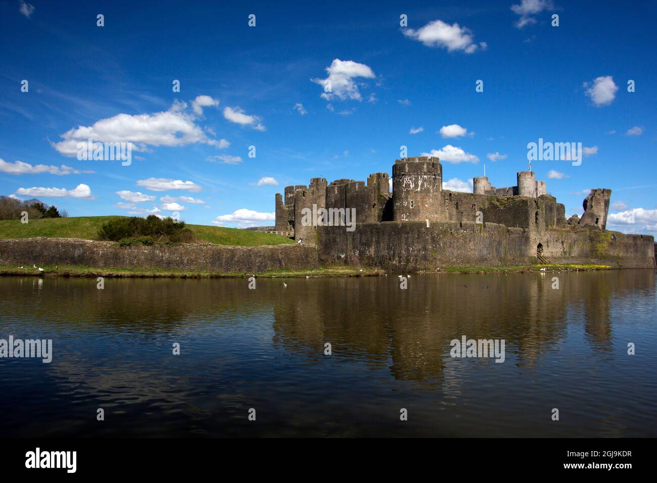 Vereinigtes Königreich, Wales, Caerphilly. Graben von Caerphilly Castle, der größten Burg in Wales. Stockfoto