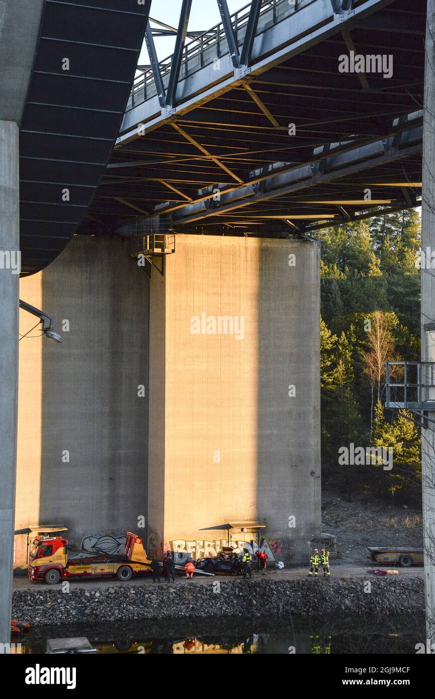 SODERTALJE 2016-02-13 Ein schwer beschädigtes Auto wird vom Kanal unter der Autobahnbrücke E4 in Sodertalje, Schweden, am 13. Februar 2016 hochgeschleppt. Drei Menschen wurden getötet, als ihr Auto durch das Tor rannte und am frühen Samstagmorgen von der 29 Meter hohen offenen Autobahnbrücke abflog. Die Brücke war geöffnet worden, um ein Frachtschiff unter ihr passieren zu lassen und andere Autos hatten vor dem Tor und roten Ampeln angehalten. Es wird untersucht, warum das abgestürzte Auto nicht anhalten konnte. Foto: Johan Nilsson / TT / ** SCHWEDEN AUS ** Stockfoto