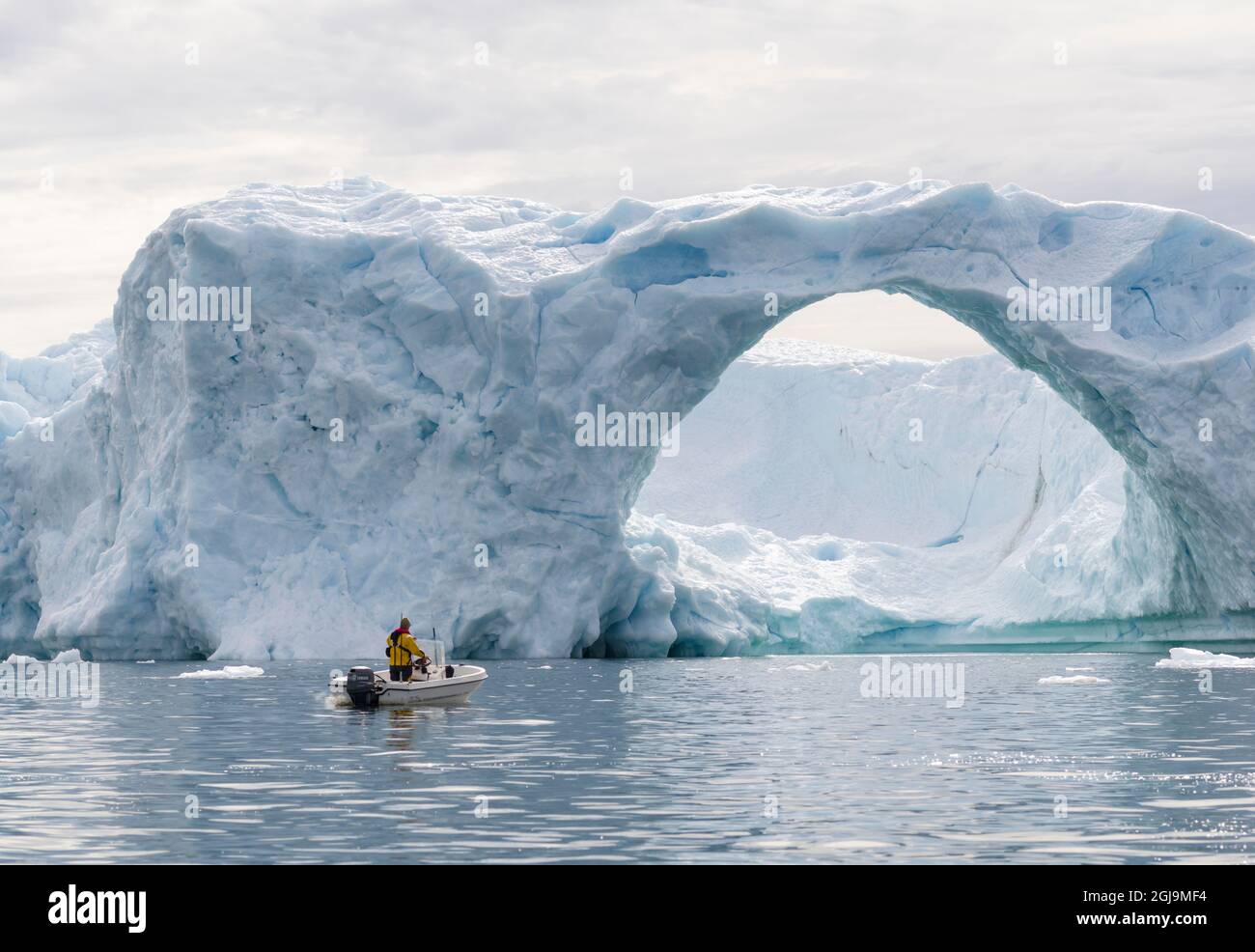 Eisberge in Disko Bay, lokaler Jäger auf der Jagd nach Robben in einem kleinen Boot. Dänemarks überseeisches Territorium, Grönland. (Nur Für Redaktionelle Zwecke) Stockfoto