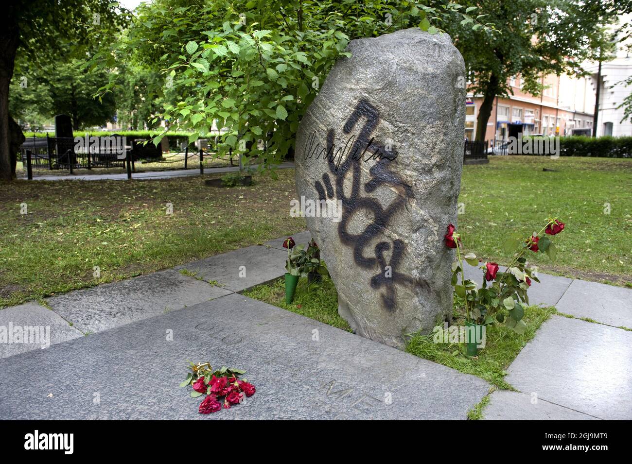 STOCKHOLM 20110615 das Grab des verstorbenen schwedischen Premierministers Olof Palme wird in einem Grabhof im Zentrum Stockholms, Schweden, am 16. Juni 2011, mit Graffiti verwüstet. Das Grab wurde in der Nacht vor Donnerstag verwüstet. Premierminister Palme wurde im Zentrum von Stockholm1986 getötet. Foto: Gunnar Lundmark / SVD / SCANPIX / Kod: 30102 ** OUT SWEDEN OUT** Stockfoto