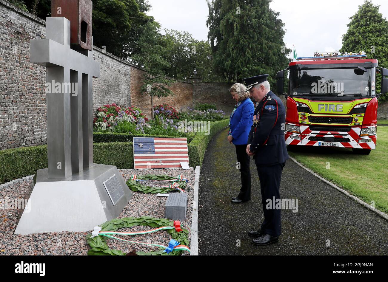 Die Affaire Alexandra McNight (links) und Dennis Keeley, amtierender Chief Officer der Dublin Fire Brigade, legten während einer Veranstaltung zum 20. Jahrestag in der Residenz des US-Botschafters in Dublin Kränze nieder, um an die während der Anschläge von 9/11 verlorenen Leben zu erinnern. Bilddatum: Mittwoch, 25. August 2021. Stockfoto