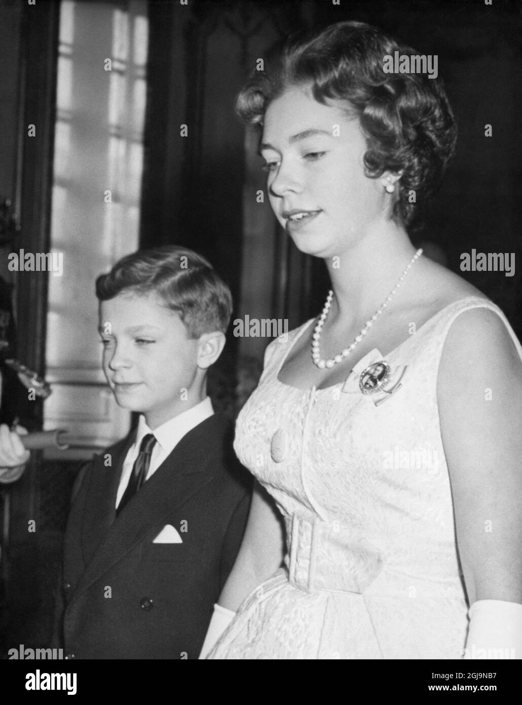 Urspr. Bildtext... IN DER BRAUTPROZESSION Stockholm, April 1961. Begleitende Brautjungfern und Trauzeugen bei der Hochzeit von Prinzessin Birgitta von Schweden und Prinz Johann Georg von Hohenzollern sind nun nominiert. Die Brautjungfern werden Prinzessin Christina von Schweden und Prinzessin Benedikte von Dänemark sein. Die anwesenden Trauzeugen werden Kronprinz Carl Gustaf von Schweden und Graf Mikael Bernadotte von Wisborg sein. Unser Foto zeigt: Kronprinz Carl Gustaf und Prinzessin Christina von Schweden - ein Foto von der Eröffnung des schwedischen Riksdag. Anm. Christina Louise Helena, f 1943, svensk prinessa Carl XVI Gustaf, f. 1946 Stockfoto