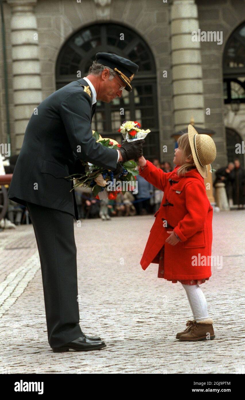 â©SCANPIX SCHWEDEN, 1999-04-30.Kinder werden gesehen, wie sie Carl XVI ...