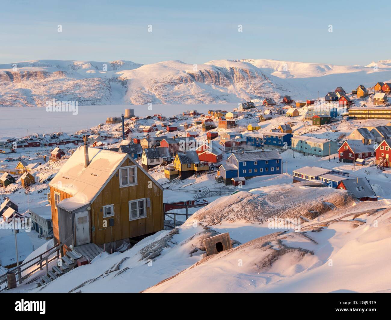 Stadt Uummannaq im Winter im Norden Grönlands. Hintergrund ist die Halbinsel Nussuaq (Nugsuaq). Dänemark, Grönland Stockfoto