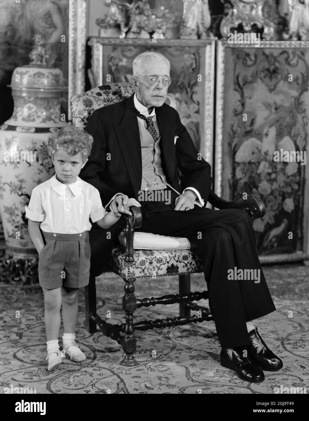 ARKIV 1951. Kung Gustaf V och lillprins Carl Gustaf. König Gustaf V. von Schweden und Prinz Carl Gustaf. Foto:Scanpix Historical/ Kod:1901 Scanpix SCHWEDEN der schwedische König Carl XVI Gustaf feiert am 30. April 2016 seinen 70. Geburtstag. Stockfoto ARKIV 1951. Kung Gustaf V och lillprins Carl Gustaf. König Gustaf V. von Schweden und Prinz Carl Gustaf. Foto:Scanpix Historical/ Kod:1901 Scanpix SCHWEDEN der schwedische König Carl XVI Gustaf feiert am 30. April 2016 seinen 70. Geburtstag. Stockfoto