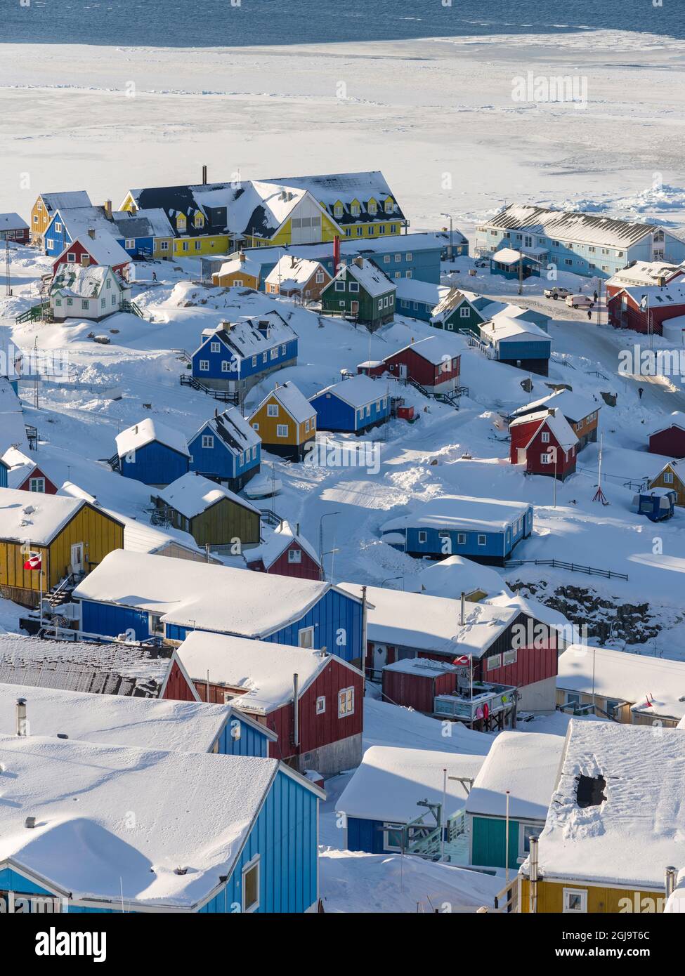 Winter in der Stadt Upernavik im Norden Grönlands am Ufer der Baffin Bay. Dänemark, Grönland Stockfoto