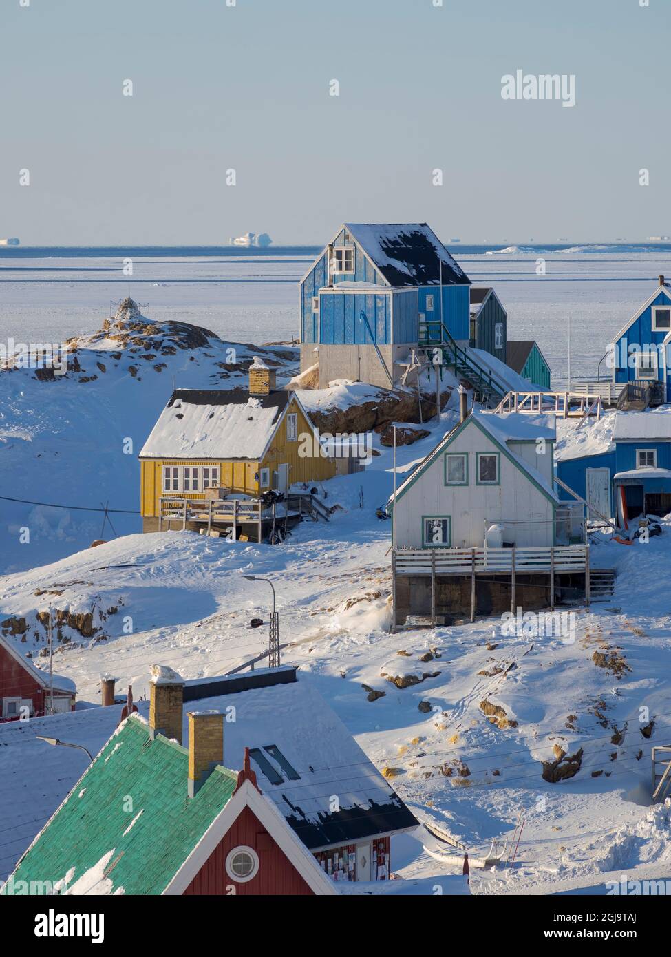 Winter in der Stadt Upernavik im Norden Grönlands am Ufer der Baffin Bay. Dänemark, Grönland Stockfoto