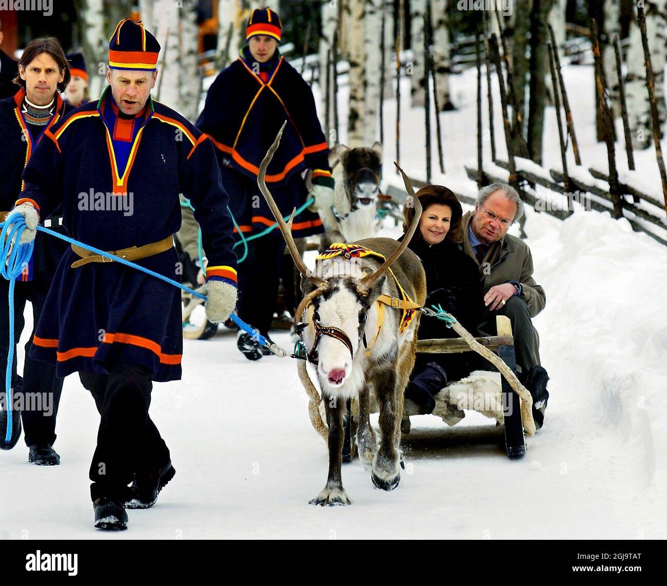 UMEA 20020302 - Kung Carl Gustaf ser latt oroad ut nar han tar plats bakom Drottning Silvia i rensladen vid invigningen AV samiska veckan pa Vasterbottens Museum i Umea pa lordagen. Andra personer pa bilden ar oidentifierade. Foto: Mikael Lundgren Kod 4787 Copyright SCANPIX SCHWEDEN am 30. April 2016 feiert der schwedische König Carl XVI. Gustaf seinen 70. Geburtstag. Stockfoto