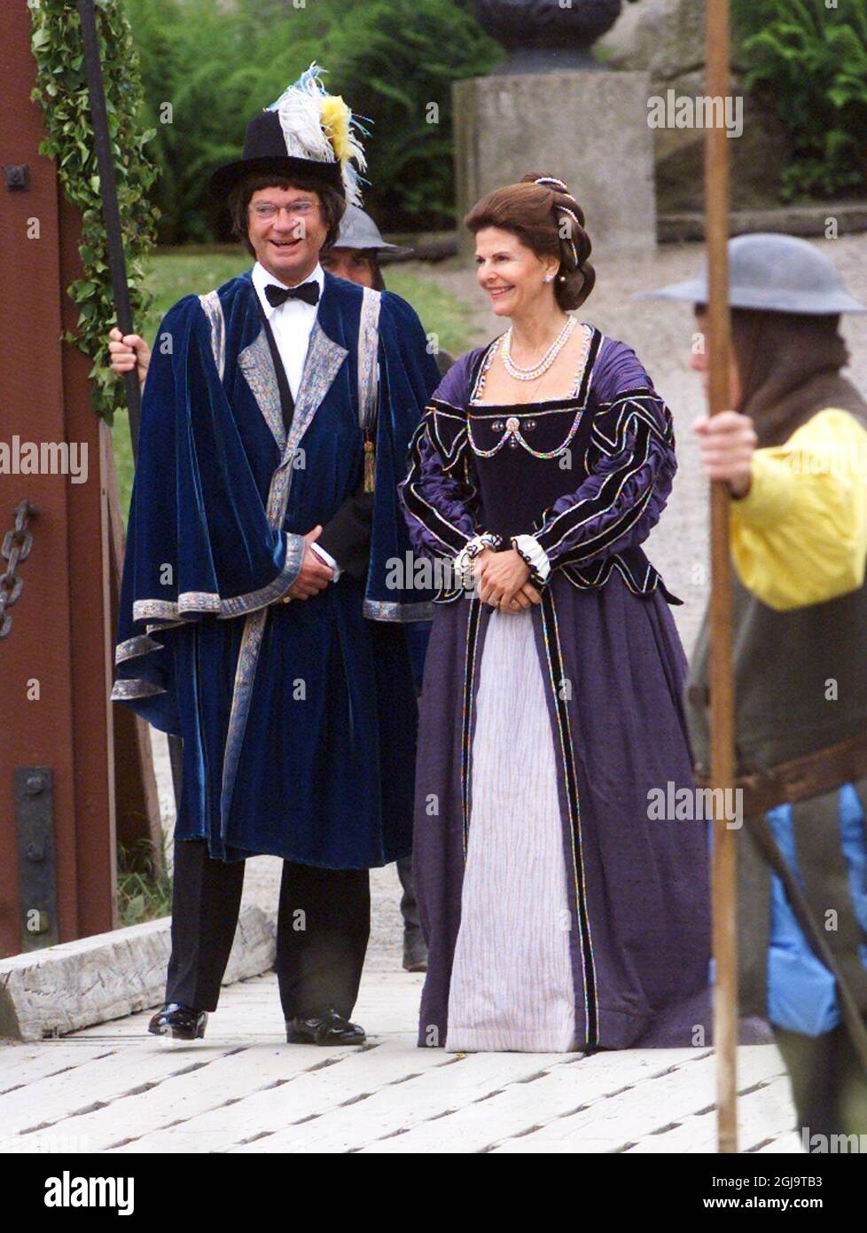 MARIEFRED, SCHWEDEN, 18. JUNI 2001 - das schwedische Königspaar, König Carl Gustaf und Königin Silvia, feiert ihr 25-jähriges Jubiläum - eine Silberhochzeit - mit zwei Tagen Partys und Aktivitäten in Palästen rund um Stockholm vom 18. Bis 19. Juni. Alle europäischen Könige sind eingeladen, und die meisten, darunter Prinz Karl von Großbritannien, Prinz Albert von Monaco und Königin Margrethe von Dänemark, nahmen daran Teil. Die königlichen Aktivitäten am Montag, den 18. Juni, beinhalteten einen Besuch mit dem Boot in der wikingerstadt Birka auf der Insel Bjorko außerhalb Stockholms und ein Theaterstück im Schloss Gripsholm in Mariefred. Foto: Henrik Montgomery PB-Kod: Stockfoto