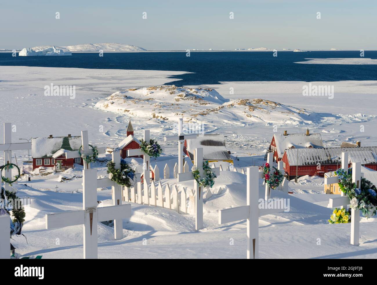 Friedhof. Winter in der Stadt Upernavik im Norden Grönlands am Ufer der Baffin Bay. Dänemark, Grönland. (Nur Für Redaktionelle Zwecke) Stockfoto
