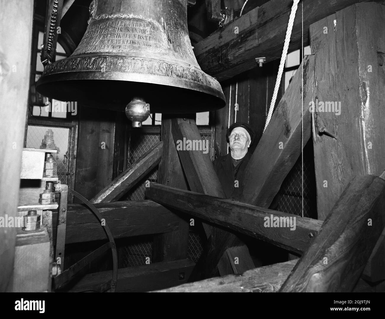 STOCKHOLM 1934 Ein Sexton wird gesehen, wie er seine Kirchenglocke flicktet Foto: TT Historical / kod 1900 Stockfoto