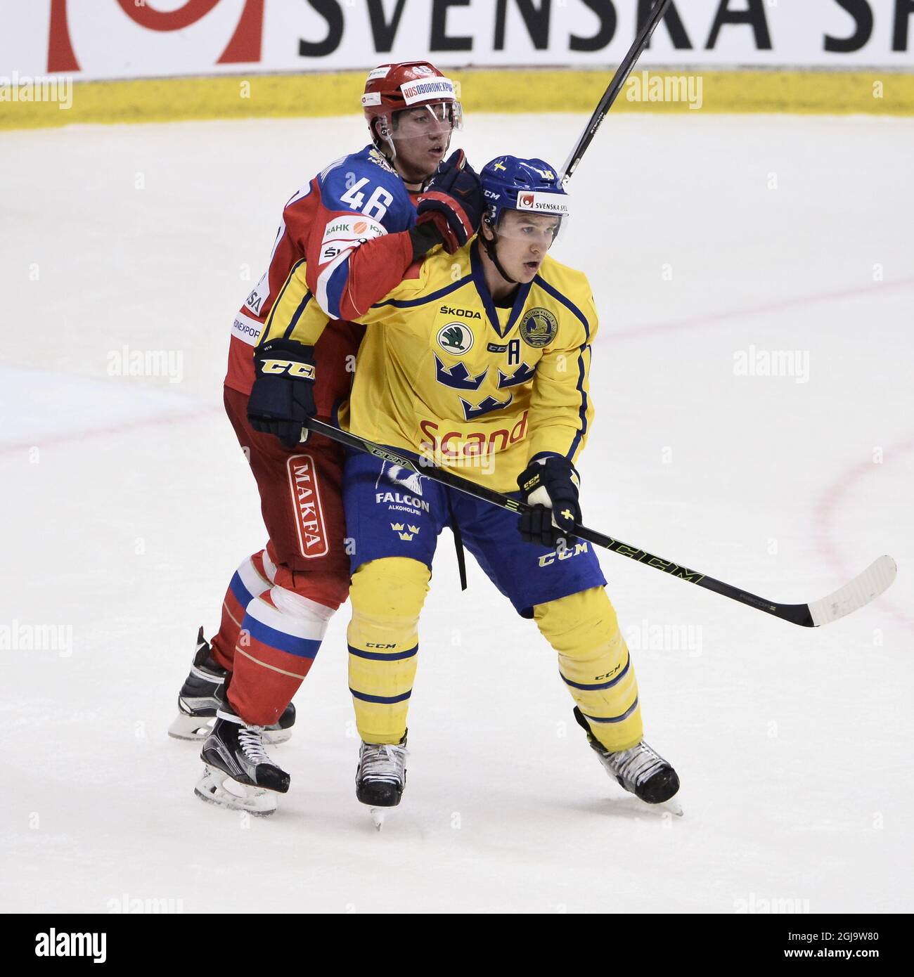 SODERTALJE 2016-04-21 die russische Ilya Lyubushkin (L) und die schwedische Mikael Backlund (R) während des Eishockeyspiels Schweden gegen Russland im Axa Sports Center in Sodertalje, Schweden, 21. April 2016. Foto: Claudio Bresciani / TT ** SCHWEDEN AUS ** Stockfoto