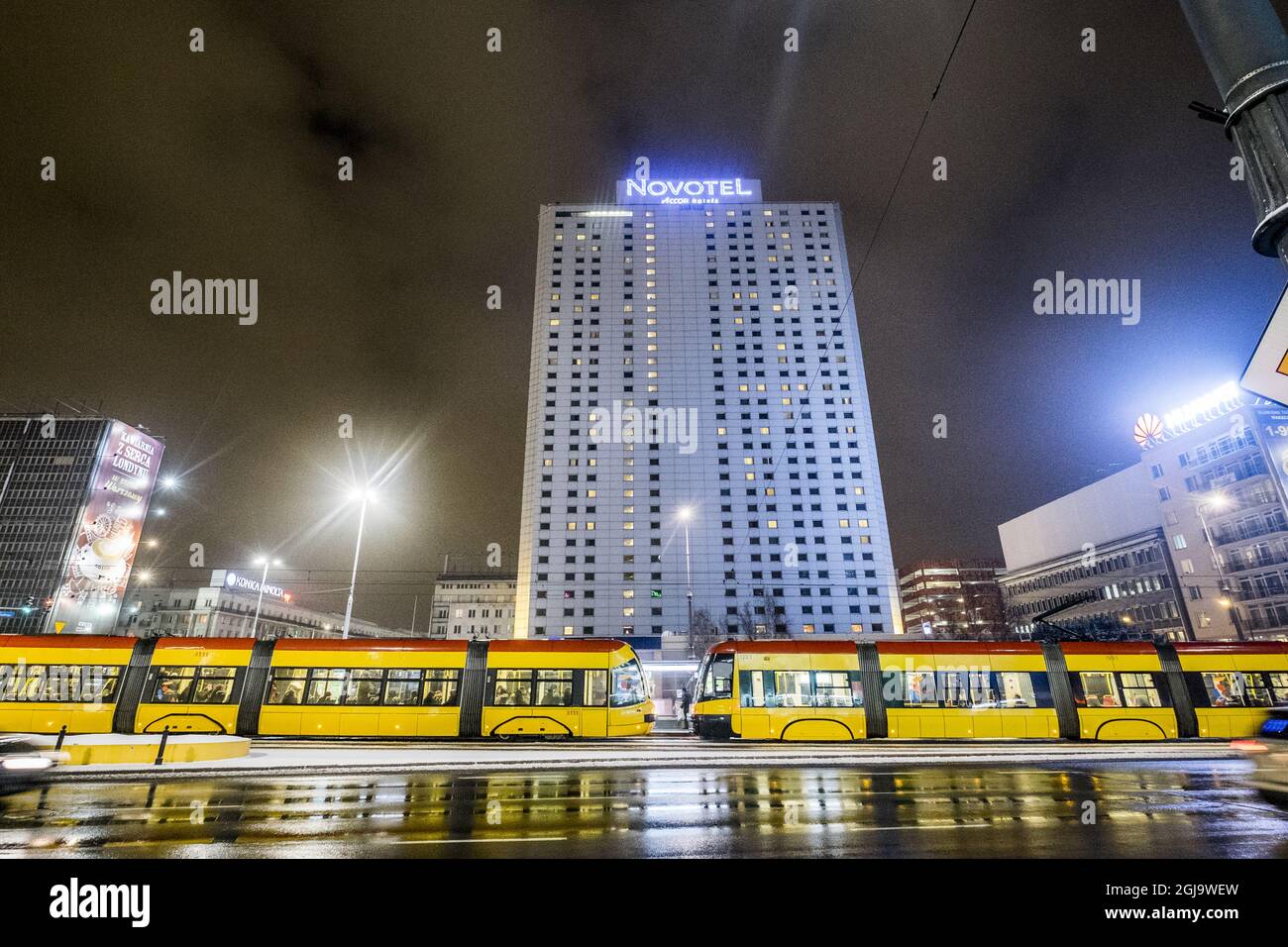 WARSZAW 2016-01-08 Hotel Novotel in Warszaw, Polen Foto: Magnus Hjalmarson Neideman / SVD / TT / Kod 10078 ** OUT SWEDEN ** gelbe Straßenbahn, Kommunikation, Tourismus Stockfoto