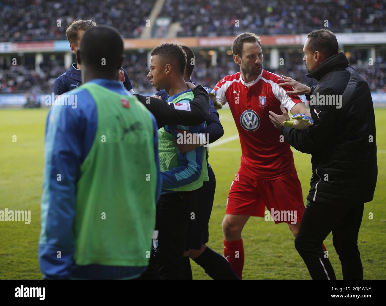 GOTHEBORG 2016-04-27 MalmoÃ‚Â´s-Spieler Tobias Sana verliert es und wirft die Eckflagge auf die Öffentlichkeit, als ihm während des Spiels zwischen Göteborg und Malmo in SwedenÃ‚Â´s der obersten Liga eine Explosion zuteil wurde. Foto Adam Ihse / TT / Kod 9200 Stockfoto