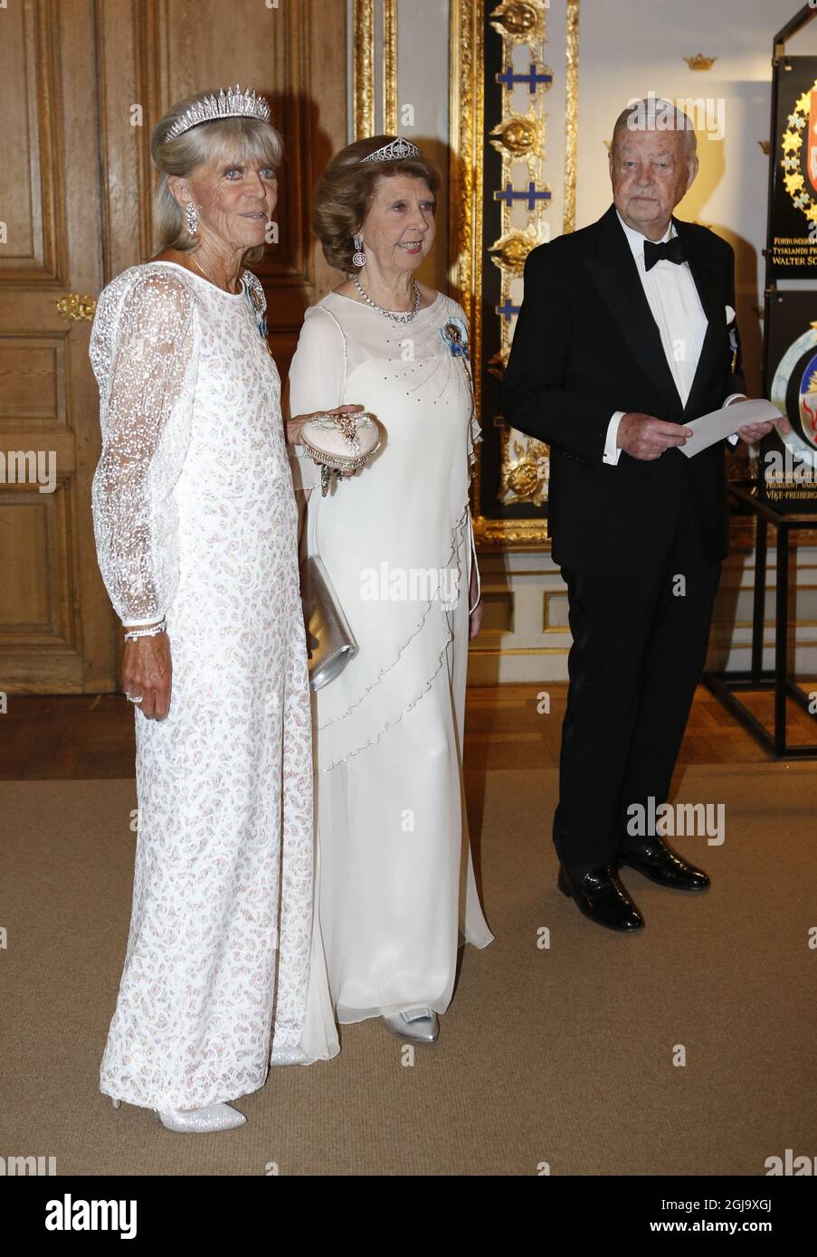 STOCKHOLM 2016-04-30 Prinzessin Birgitta, Prinzessin DÃƒÂ©sirÃƒÂ©e und ihr Mann Niclas SilfverschiÃƒÂ¶ld treffen am Samstag, den 30. April 2016, anlässlich der Feierlichkeiten zum Geburtstag des Königs beim Bankett im Königlichen Palast ein. Foto: Christine Olsson / TT / Code 10430 Stockfoto