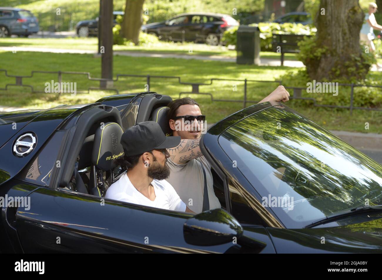 STOCKHOLM 2016-05-24 Zlatan Ibrahimovic wird mit einem Sportwagen zum vor-Euro-Camp der Nationalmannschaften im Park Hotel in Stockhlm, Seden, Mai 24,2016 Foto: Maja Suslin / TT / kod 10300 Stockfoto