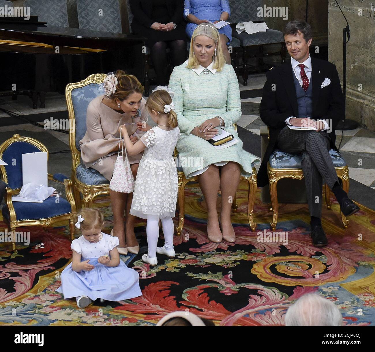 STOCKHOLM 2016-05-17 Prinzessin Leonore, Prinzessin Madeline, Kronprinzessin Mette-Marit von Norwegen (Patenschaft) und Kronprinz Frederik von Dänemark (Patenschaft) während der Taufzeremonie von Prinz Oscar von Schweden in der Königlichen Kapelle in Stockholm, Schweden, 27. Mai 2016. Prinz Oscar ist der Sohn von Kronprinzessin Victoria und Prinz Daniel und die Nummer drei in der schwedischen Königsnachfolge. Foto Jonas Ekstromer / TT / kod 10030 Stockfoto