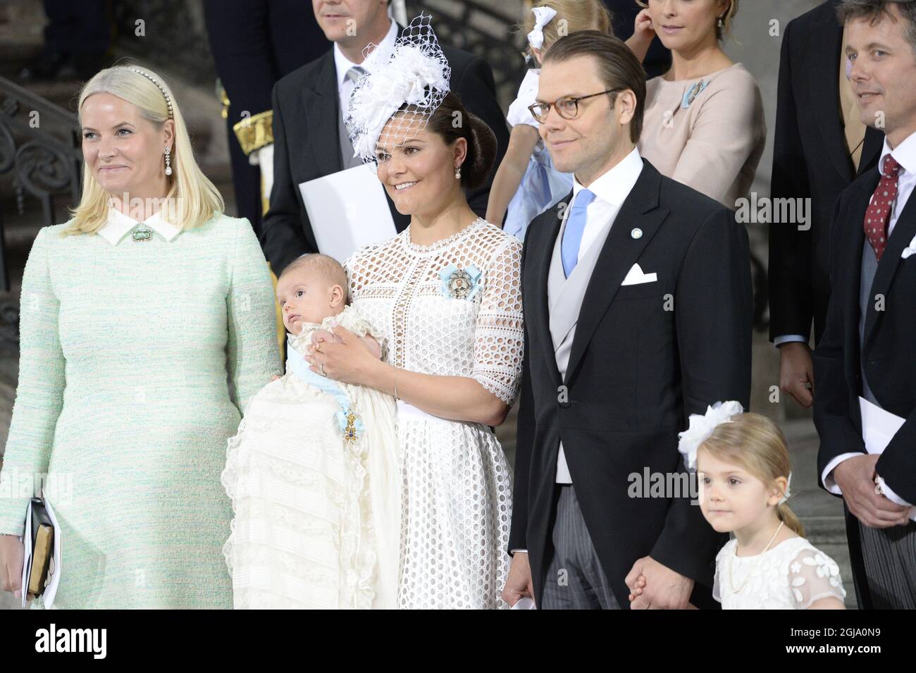 STOCKHOLM 2016-05-27 Kronprinzessin Mette- Marit von Norwegen,(Patenschaft) Kronprinzessin Victoria und Prinz Oscar, Prinz Daniel mit Prinzessin Estelle und Kronprinz Frederik von Dänemark (Patenschaft) nach der Taufe von Prinz Oscar von Schweden in der Königlichen Kapelle in Stockholm, Schweden 27. Mai 2016. Prinz Oscar ist der Sohn von Kronprinzessin Victoria und Prinz Daniel und die Nummer drei in der schwedischen Königsnachfolge. Foto: Jessica Gow / TT / Kod 10070 Stockfoto